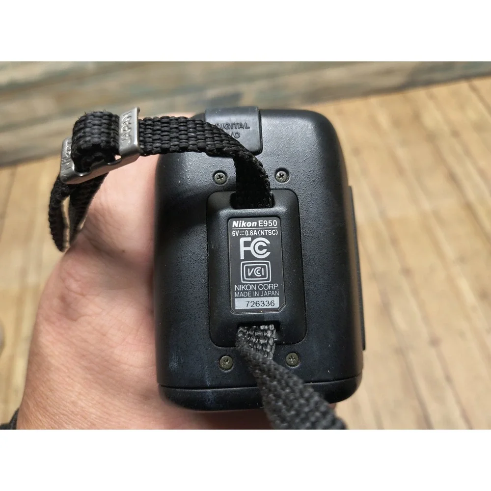 Nikon Coolpix 950 Digital Camera 7-21mm Zoom Nikkor 1:2.6-4 Black PARTS ONLY‎
